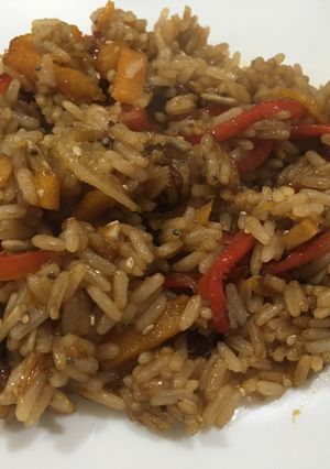 Una foto de Arroz con verduras salteadas y salsa de soja!