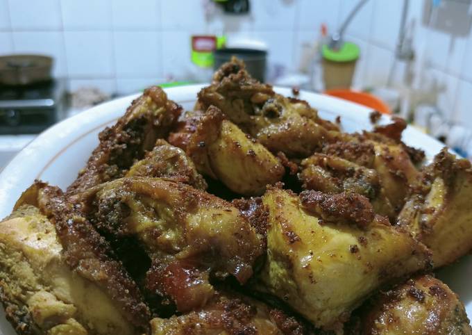 Resep Ayam goreng bumbu kuning (ungkep) oleh Soraya Yuliana - Cookpad