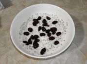 Una foto de yogur fruta con chia