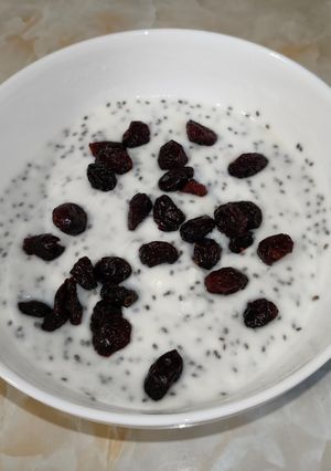 Una foto de Yogur con chía y arándanos deshidratados