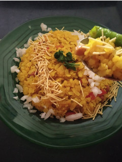 બટાકા પૌંઆ (Bataka Poha Recipe In Gujarati) રેસીપી મુખ્ય ફોટો