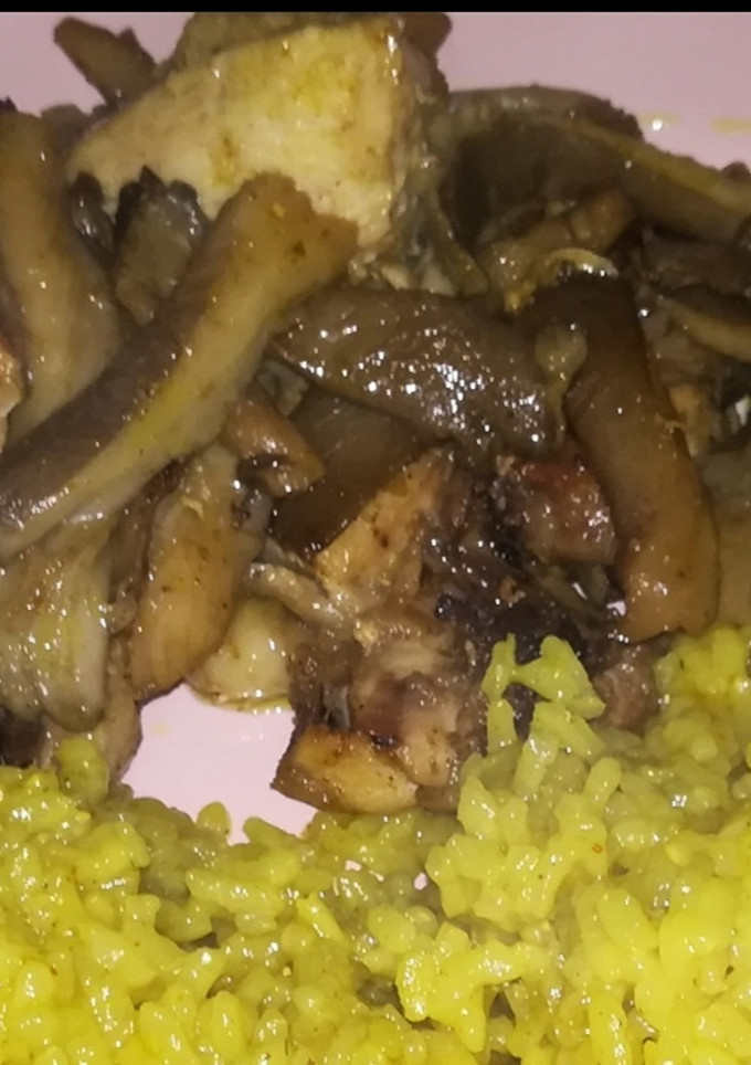 Una foto de Arroz con pollo y setas al curry