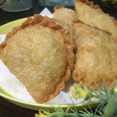 A picture of Pastel renyah isi ayam dan sayur 🥕🥔🍗.