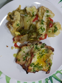 Una foto de Choco a la plancha con verduras al horno y vinagreta