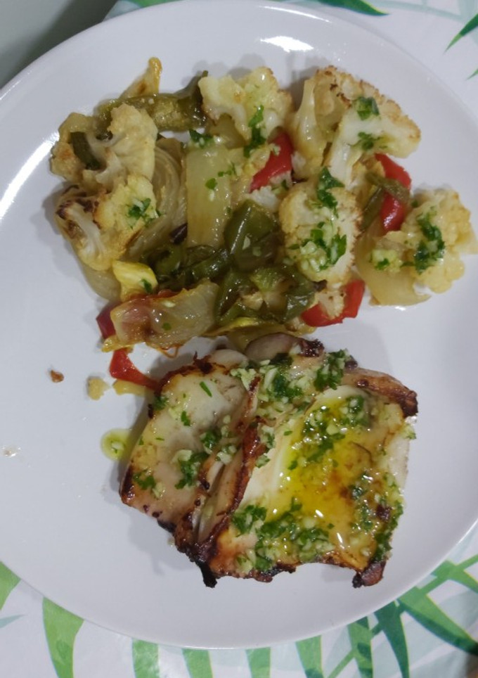 Una foto de Choco a la plancha con verduras al horno y vinagreta
