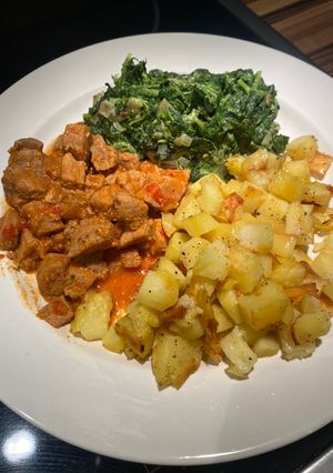 Una foto de Goulash con papas y espinaca a la crema (sin spaetzle)