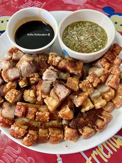 รูปของ “หมูกรอบ 2 เวอร์ชั่น”