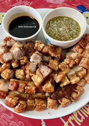 รูปของ “หมูกรอบ 2 เวอร์ชั่น”