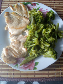 Una foto de Ensalada de brócoli con pollo a la plancha