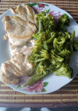 Una foto de Ensalada de brócoli con pollo a la plancha