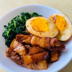 A picture of Chinese pork belly rice.