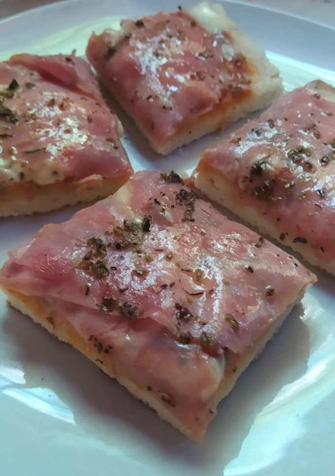 Una foto de Pizza Media Masa o de Molde Casera