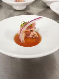Una foto de Taco de atún sellado en sal de mar y salsa de jengibre adobada