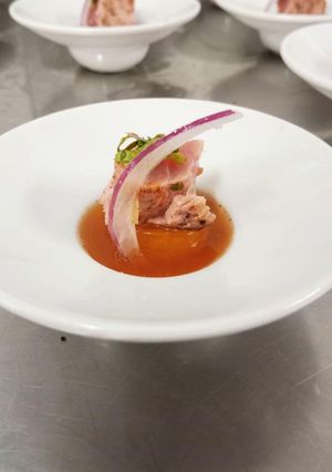 Una foto de Taco de atún sellado en sal de mar y salsa de jengibre adobada