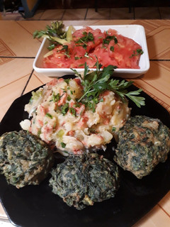 Una foto de Puré rústico con fritos de acelga (ensalada de tomate)