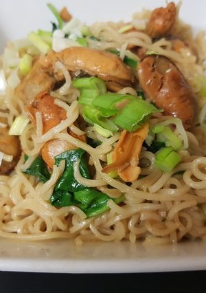 A picture of Marinated mussels with spinach, spring onion noodles. 😊.