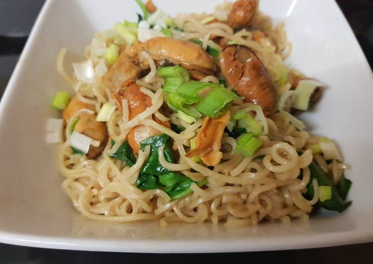 Simple Way to Make Perfect Marinated mussels with spinach, spring onion noodles. 😊