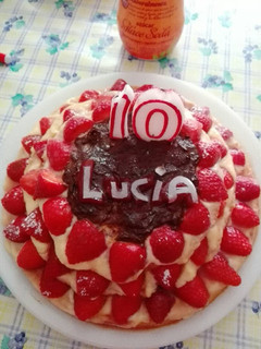 Una foto de Tarta de tres pisos de crema pastelera y fresas