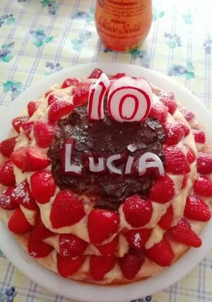 Una foto de Tarta de tres pisos de crema pastelera y fresas