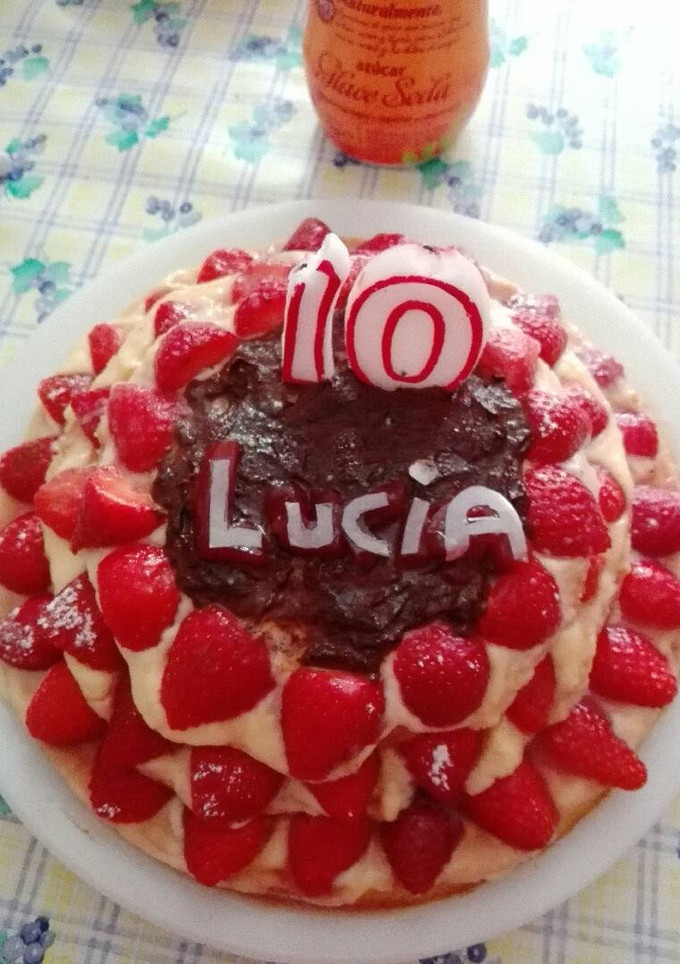 Una foto de Tarta de tres pisos de crema pastelera y fresas