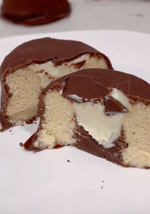 Una foto de Z_donut fit con crema y chocolate en microondas