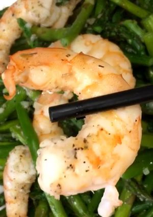 A picture of Easy and Quick Stir-Fried Asparagus with Shrimp.