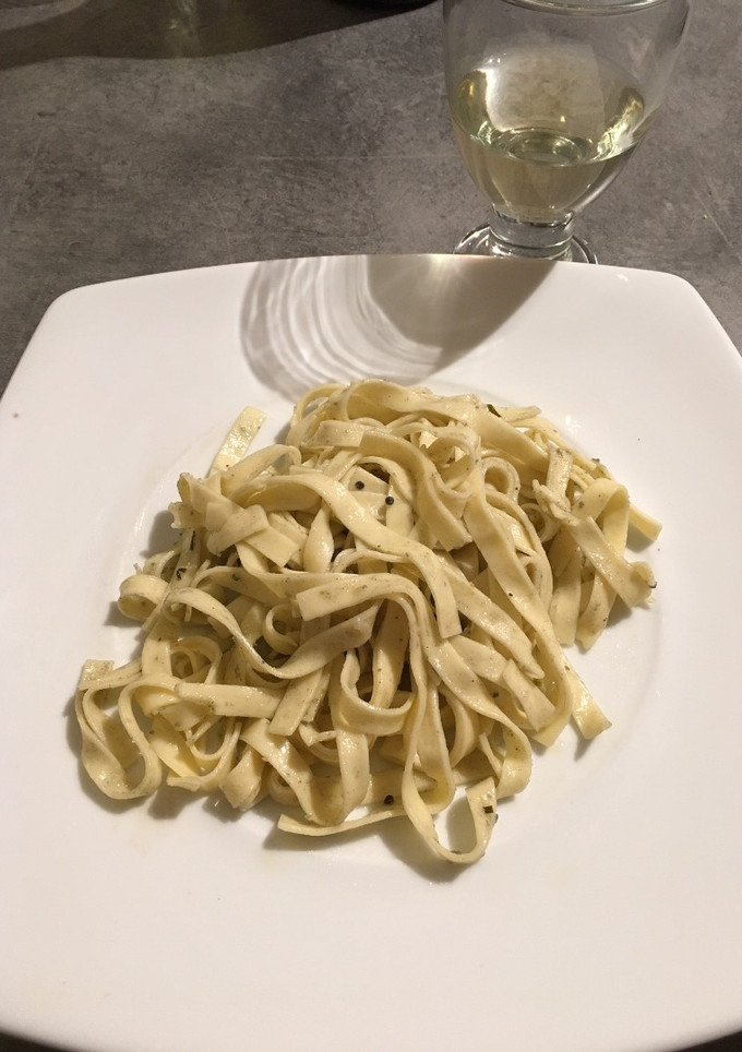 Una foto de Tallarines en salsa de mantequilla de Caviar