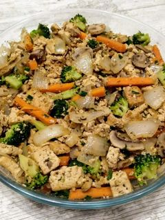 Una foto de Salteado de tofu con verduras