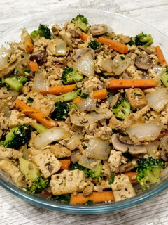 Una foto de Salteado de tofu con verduras