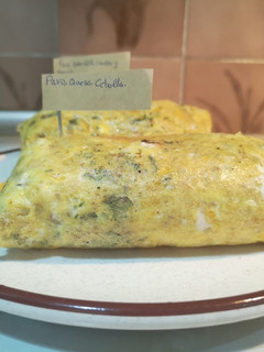 Una foto de Tortilla de patatas fritas rellenas de queso salchichas y más