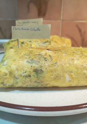 Foto principal de Tortilla de patatas fritas rellenas de queso salchichas y más