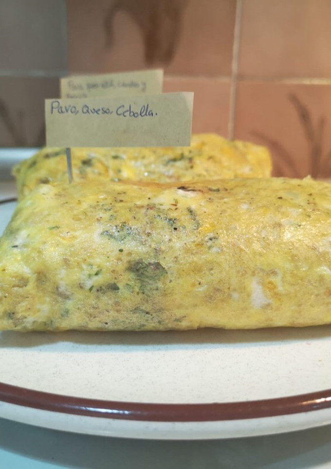 Una foto de Tortilla de patatas fritas rellenas de queso salchichas y más