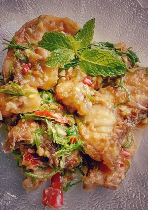 รูปของ ปลาเก๋าผัดพริกใบชะอม 🌶 / Deep fried grouper with acacia-chili sauce 🌶