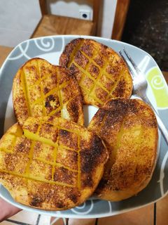 Una foto de Patatas al horno con especies de cebolla en polvo y ajo en polvo
