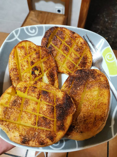 Una foto de Patatas al horno con especies de cebolla en polvo y ajo en polvo