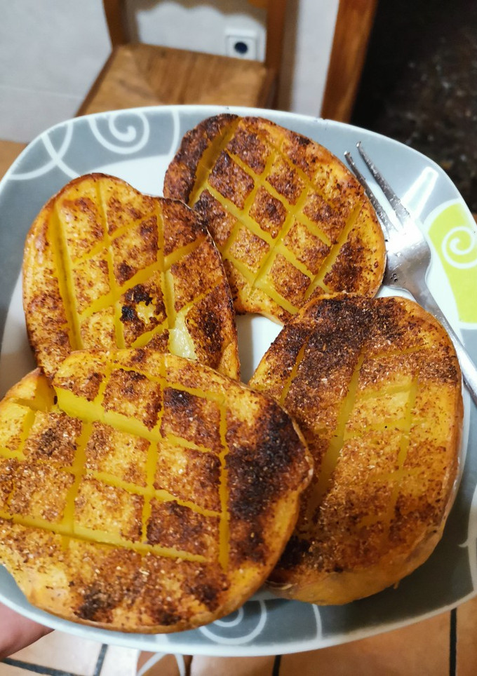 Una foto de Patatas al horno con especies de cebolla en polvo y ajo en polvo