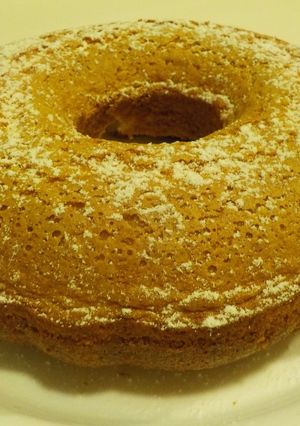 Una foto de Bizcocho de yemas, naranja y sin lactosa
