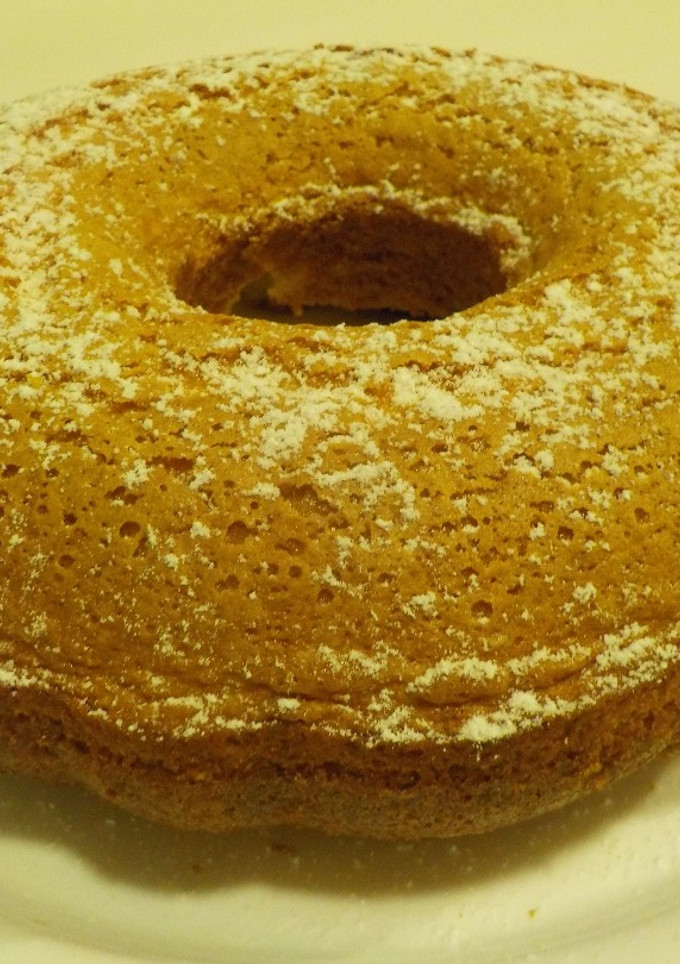 Una foto de Bizcocho de yemas, naranja y sin lactosa
