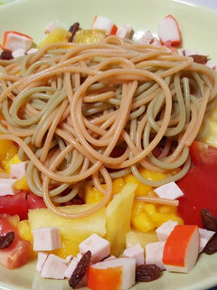 Una foto de Espaguetis con mango, piña, tomate y pavo