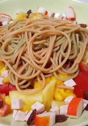 Foto principal de Espaguetis con mango, piña, tomate y pavo