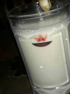 صورة لوصفة سموثي موز بالحليب والبرتقال