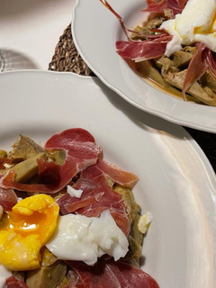 Una foto de Alcachofas guisadas con jamón y huevo poché