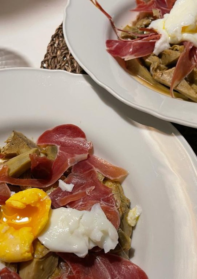 Una foto de Alcachofas guisadas con jamón y huevo poché