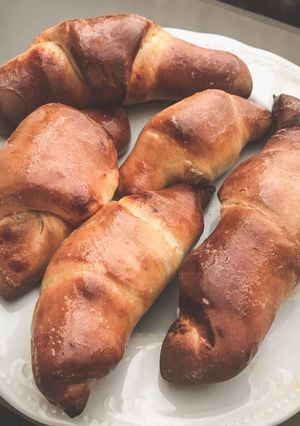 Virslis kifli egy kis sajttal és még pár aprósággal töltve! recept fotója
