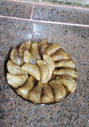 صورة لوصفة قطايف بالبلح والبندق وجوز الهند والزبيب