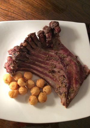Una foto de Cordero al horno con ajo y romero