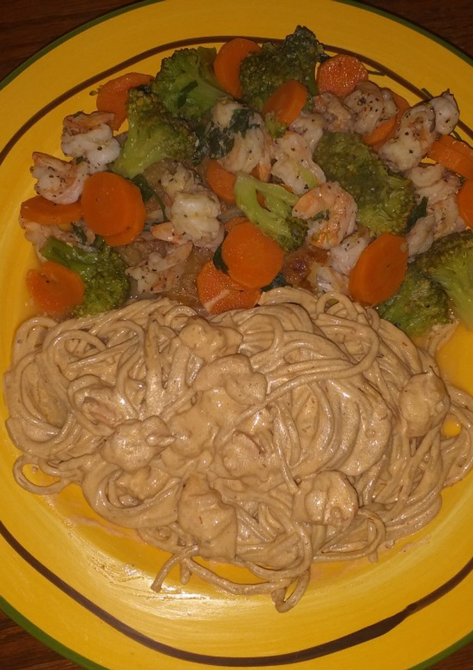 Una foto de Pescado y camarones empapelado y espagueti con crema y chipotle