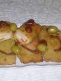 San Jacobo con corazón de salsa blanca y crocantes de mandioca