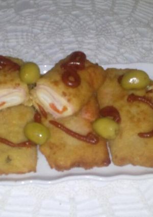 Una foto de San Jacobo con corazón de salsa blanca y crocantes de mandioca