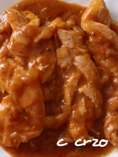Una foto de Solomillo de pavo trenzado en salsa de tomate